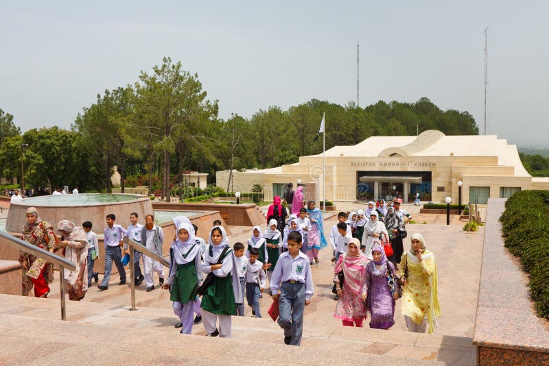 Écoliers au monument du Pakistan, Islamabad