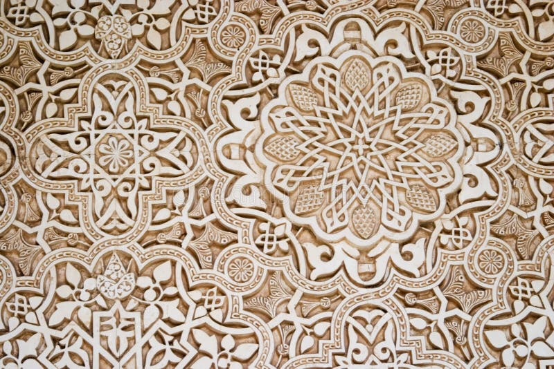 Detail Islámské skript na stěně paláce Alhambra v Granadě.