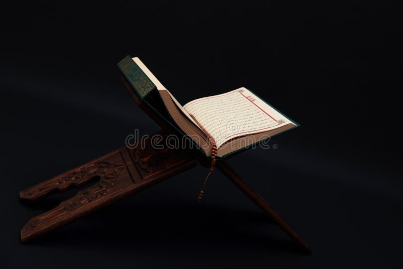 Những họa tiết được khắc trên gỗ trông thật tuyệt vời trên bản Kinh Quran, đặc biệt là khi được coi từ góc độ nghệ thuật. Nếu bạn đang tìm kiếm một điểm đến cho tâm hồn, thì hãy lướt qua bức ảnh này và khám phá ngay.