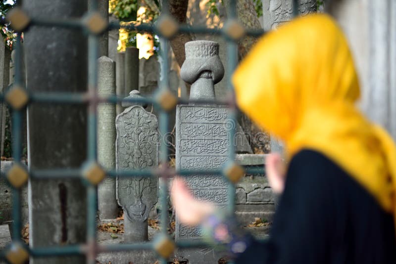 Islamischer alter Grabstein in einem Kirchhof und in den Frauen stockfotos Islamischer alter Grabstein in einem Kirchhof und in den Frauen stockfotos