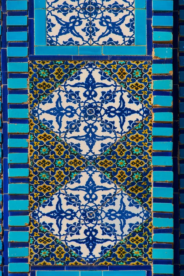 Islamisk modell, tegelplattamosaik på moské arkivfoto Islamisk modell, tegelplattamosaik på moské arkivfoto