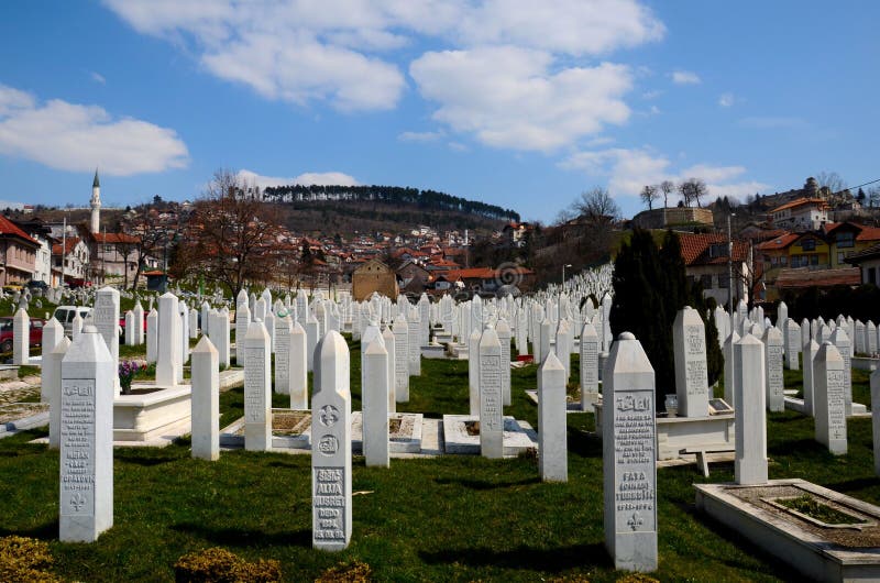 Islamitische Moslimgrafstenen van Bosnische militairen bij Martelaren Herdenkingsbegraafplaats Sarajevo Bosnië stock fotografie Islamitische Moslimgrafstenen van Bosnische militairen bij Martelaren Herdenkingsbegraafplaats Sarajevo Bosnië stock fotografie