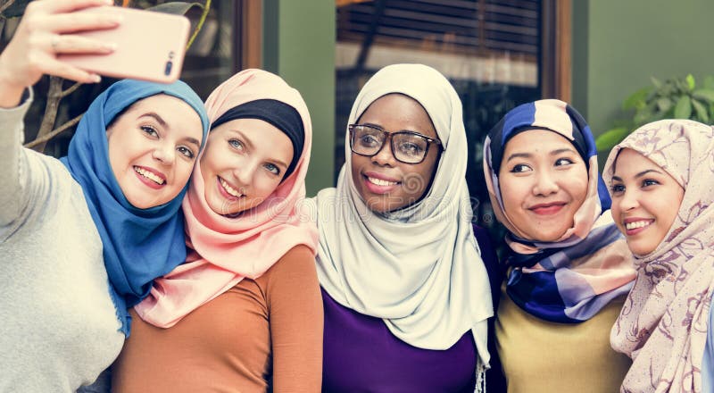 Islamitische vrouwenvrienden die selfie samen nemen royalty-vrije stock foto's Islamitische vrouwenvrienden die selfie samen nemen royalty-vrije stock foto's