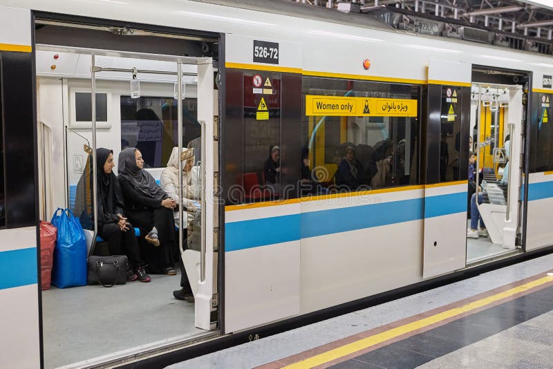 Islamska republika Iran, metro kareciany dla kobiet tylko, Teheran obraz stock Islamska republika Iran, metro kareciany dla kobiet tylko, Teheran obraz stock