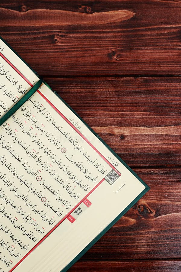Islamski święta księga koran z różanów koralikami na drewnianym stołowym tle Kuran świętej księgi os muzułmanie Ramadan poj?cie obraz royalty free Islamski święta księga koran z różanów koralikami na drewnianym stołowym tle Kuran świętej księgi os muzułmanie Ramadan poj?cie obraz royalty free