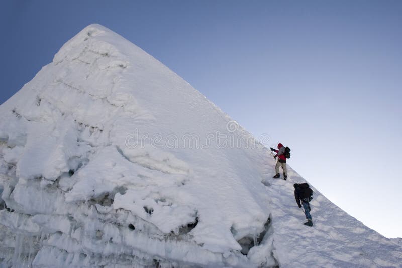 Due alpinisti sulla cima Isola di Picco in Nepal.