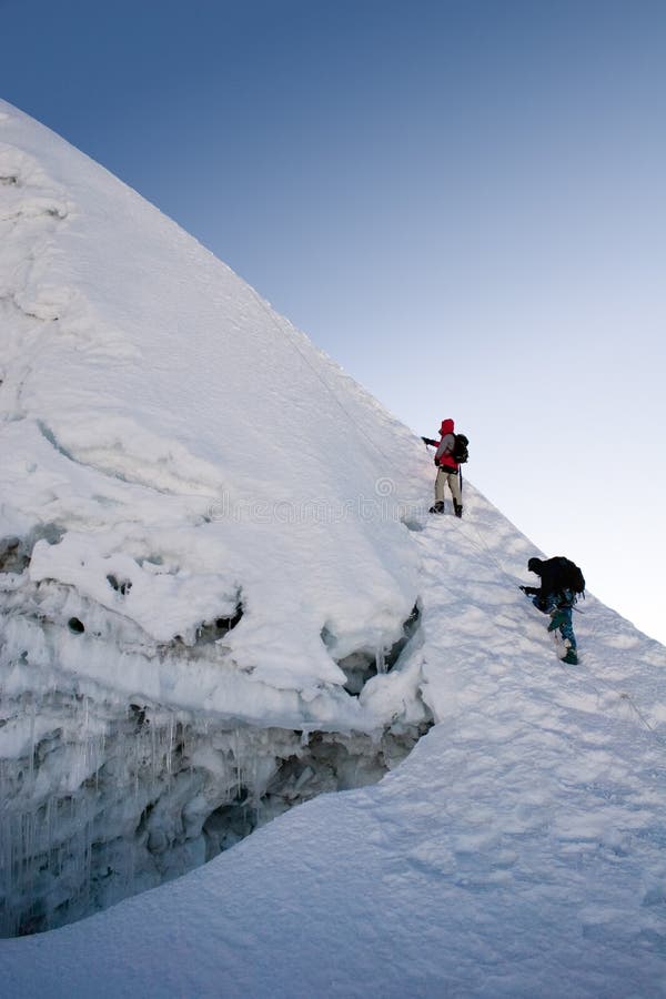 Due alpinisti sulla cima Isola di Picco in Nepal.