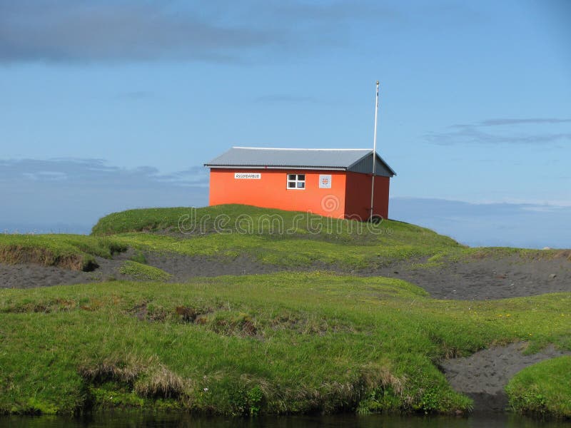 Island på vägen, blå himmel, den nöd- chalet, berg, vaggar arkivfoto Island på vägen, blå himmel, den nöd- chalet, berg, vaggar arkivfoto