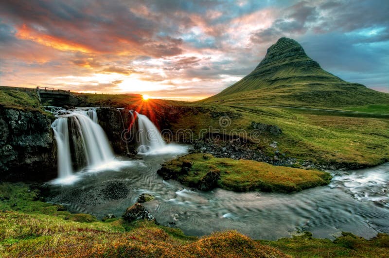 Island-witÅ ¾ h Wasserfall und Vulkan