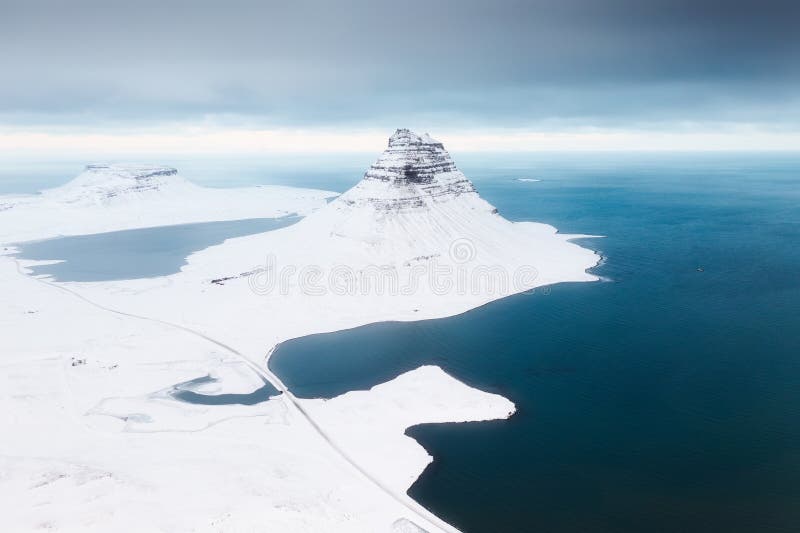 Islandia górska kirkjufall. widok z lotu ptaka na górę i drogę. krajobraz zimowy drona. obraz stock