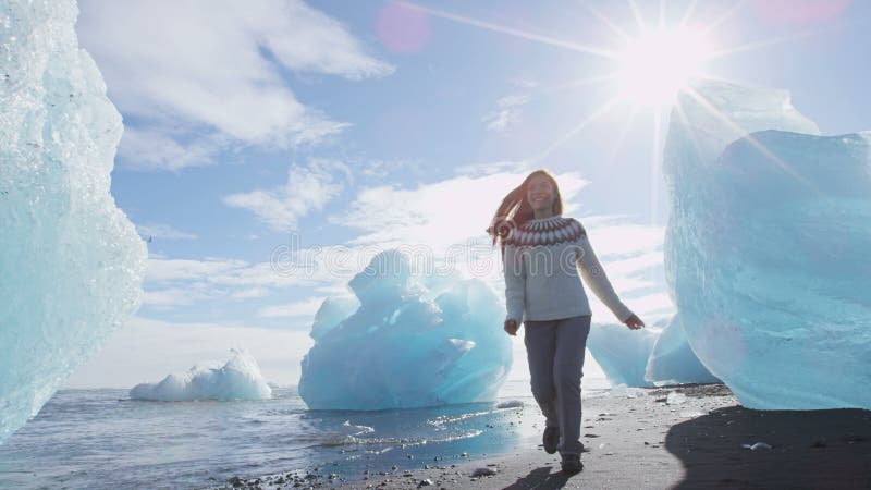 Islandia natura na plaży jokulsarlon lodowca kobieta turystka szczęśliwy bieganie