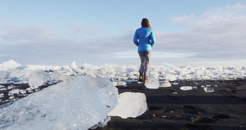 Islandia przyroda na plaży Diamond z lodem - spacer turystyczny kobiet