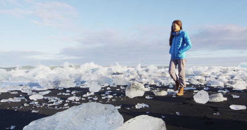 Islands natur vid Diamond-stranden med is - Kvinnor går turister