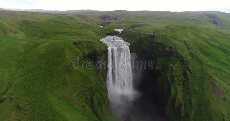 Islandzkie nagranie z dronem powietrznym skogafosów wodospadowych w naturze islandzkiej