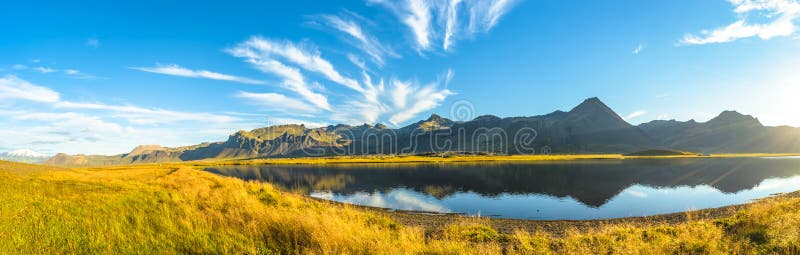 Isländische bunte und wilde Landschaft am Sommer stockbilder Isländische bunte und wilde Landschaft am Sommer stockbilder