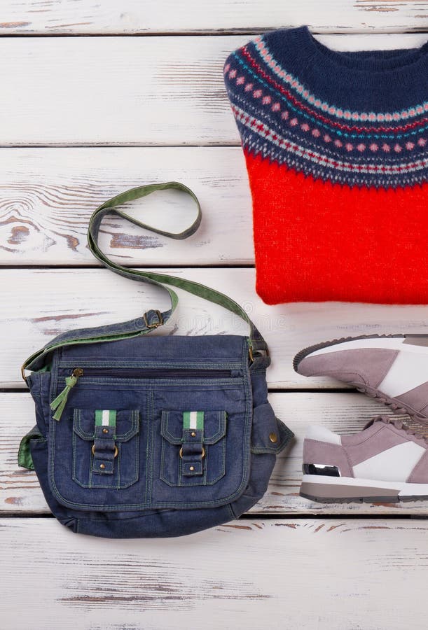 Isländischer Pullover, Tasche und Turnschuhe stockfoto
