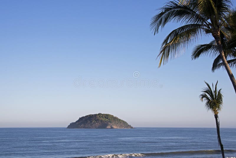 Isola con le palme immagini stock libere da diritti Isola con le palme immagini stock libere da diritti