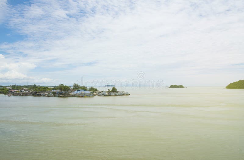 Isola dell'acqua Il cielo blu del mare/oceano e delle nuvole sottrae il fondo in Tailandia immagini stock Isola dell'acqua Il cielo blu del mare/oceano e delle nuvole sottrae il fondo in Tailandia immagini stock