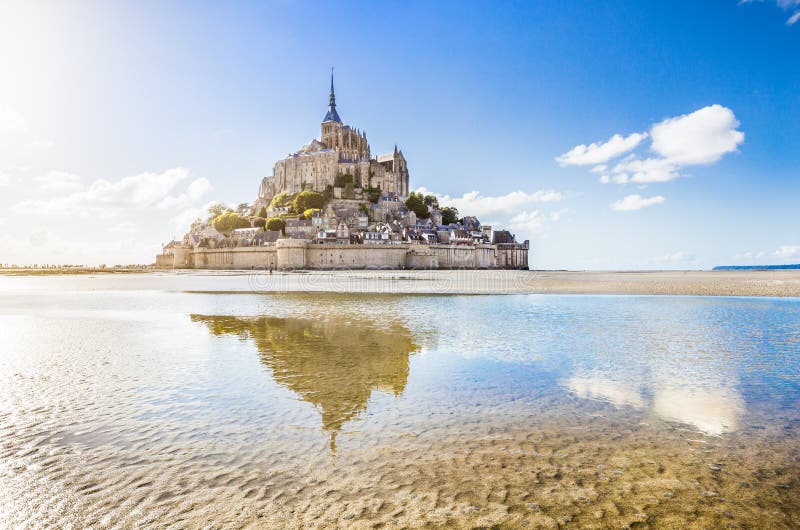 Isola di marea di Le Mont Saint-Michel in Normandia, Francia