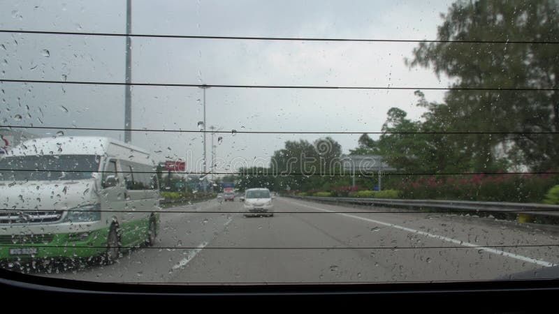 ISOLA DI PENANG, MALESIA - 31 MAGGIO 2018: Traffico di trasporto sulla strada Vista dall'automobile