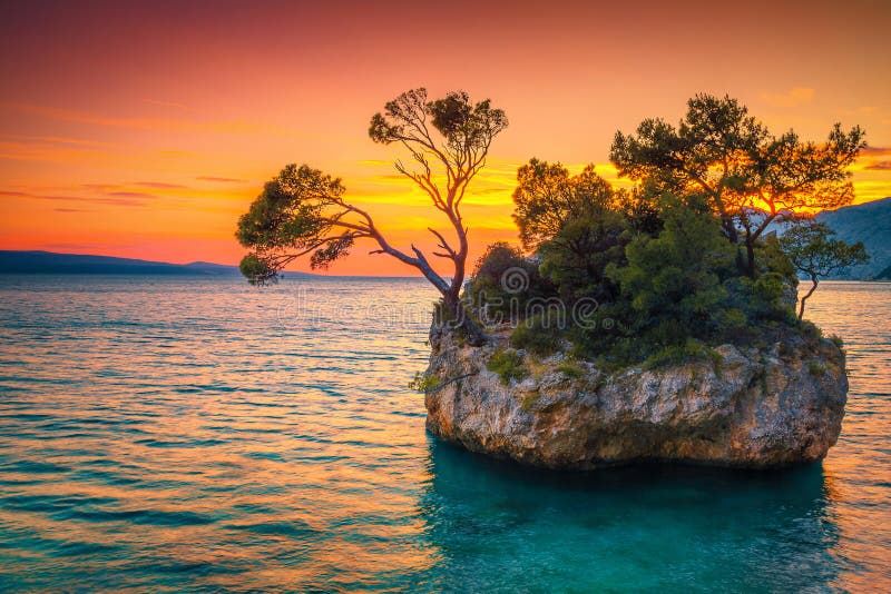 Isola di roccia e mare Adriatico al tramonto, Brela, Dalmatia, Croazia