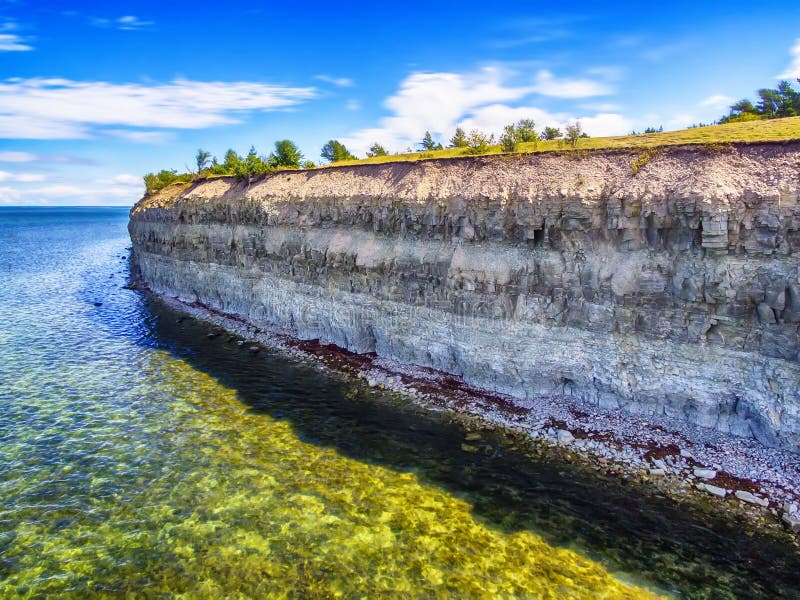 Isola di Saarema, Estonia: Scogliera di Mustjala o del Panga fotografia stock libera da diritti Isola di Saarema, Estonia: Scogliera di Mustjala o del Panga fotografia stock libera da diritti