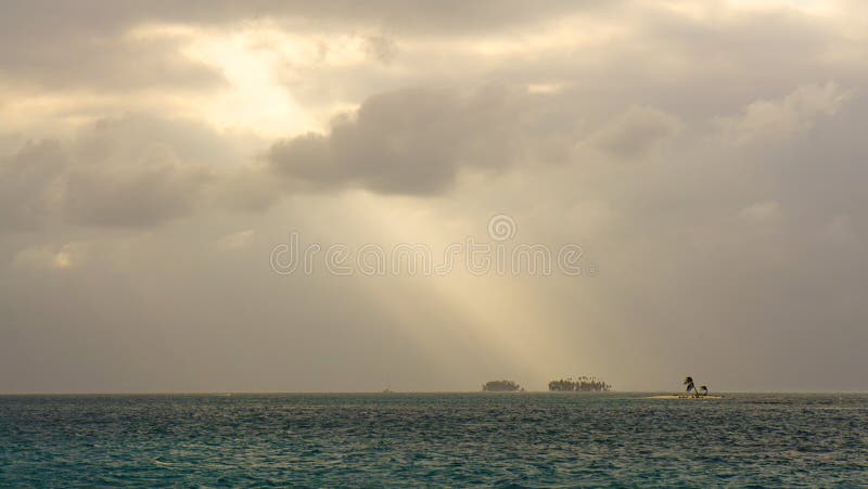 Isola minuscola con la palma nel San caraibico Blas Islands fra il Panama e la Colombia immagini stock Isola minuscola con la palma nel San caraibico Blas Islands fra il Panama e la Colombia immagini stock
