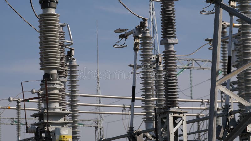 Isoladores cerâmicos com cabos na subestação elétrica