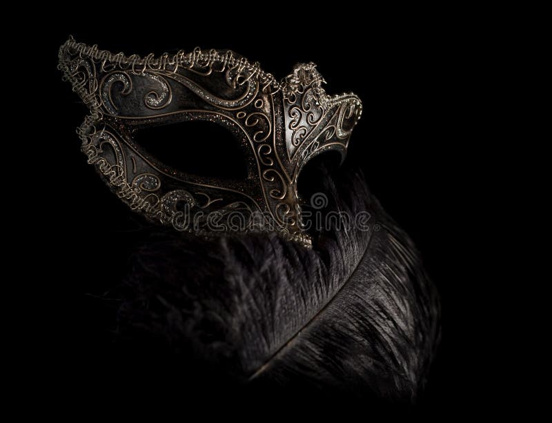 Tajomný karnevalové masky s pierko izolovaného na čierno.