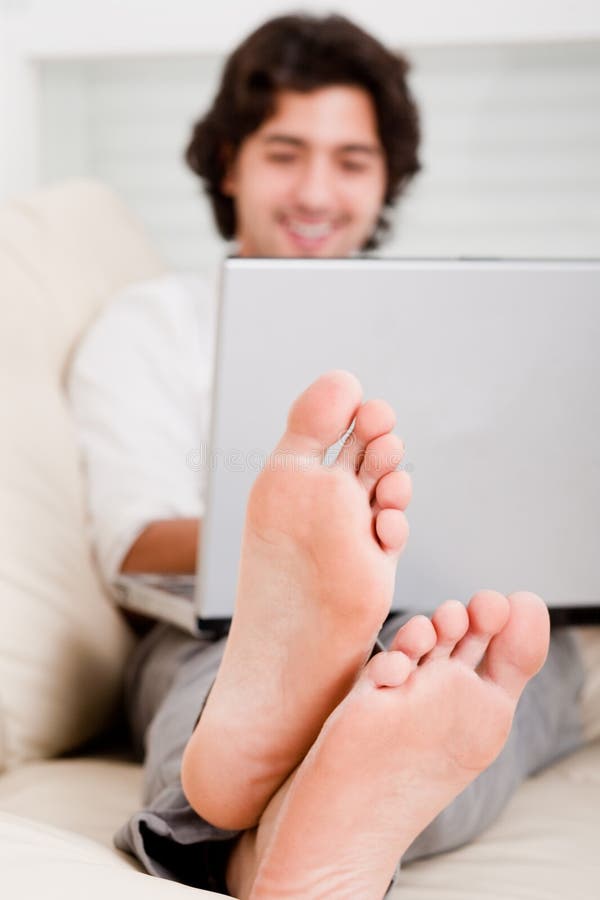 Alt man. Нога человека. Компьютер feet. Ноги человека в комнате. Люди печатают на компьютере ногой.