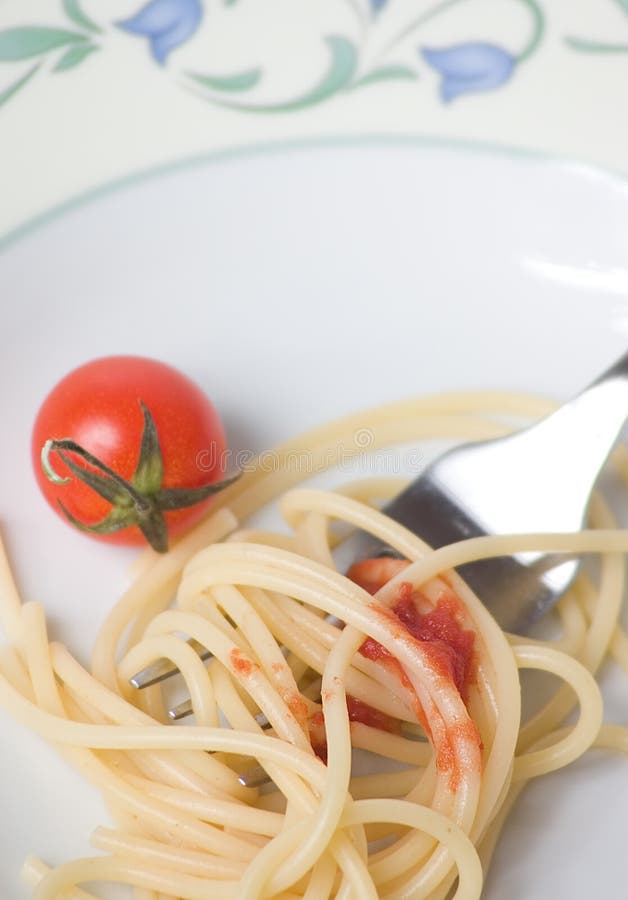 Isolationsschlauch mit Tomate - Teigwaren lizenzfreie stockbilder Isolationsschlauch mit Tomate - Teigwaren lizenzfreie stockbilder