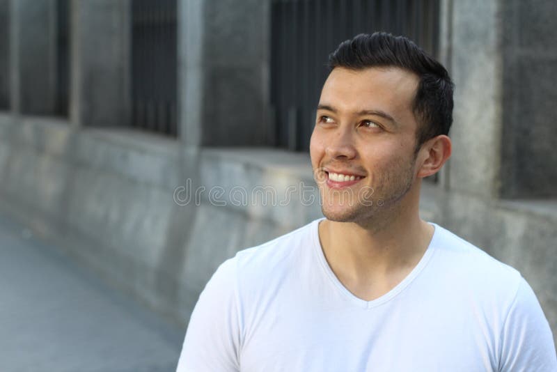 Isolato sorridente maschio etnico allegro con lo spazio della copia immagine stock libera da diritti Isolato sorridente maschio etnico allegro con lo spazio della copia immagine stock libera da diritti