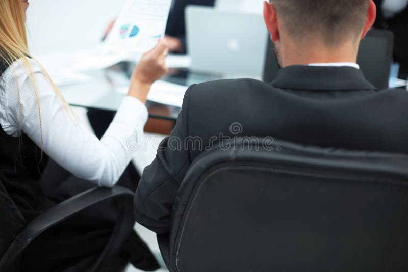 Isolato su bianco gruppo di affari che lavora con i dati finanziari Fine in su fotografia stock Isolato su bianco gruppo di affari che lavora con i dati finanziari Fine in su fotografia stock