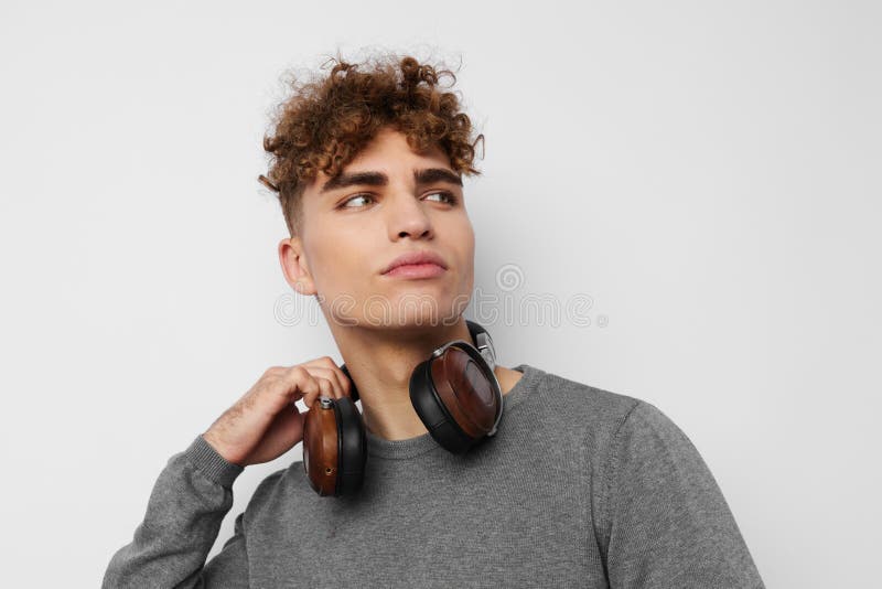 Isolerad bakgrund för den kinkiga hörlfonens musikteknik arkivfoton