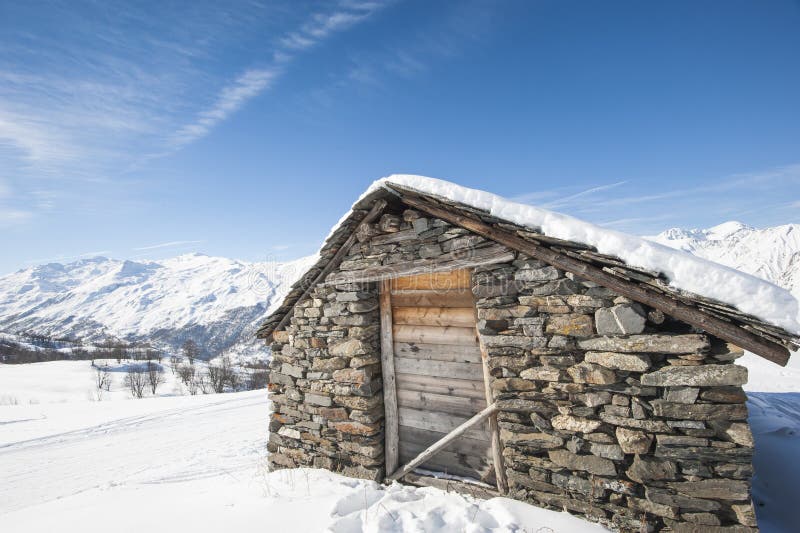 Isolerad bergkoja i snön arkivfoton Isolerad bergkoja i snön arkivfoton