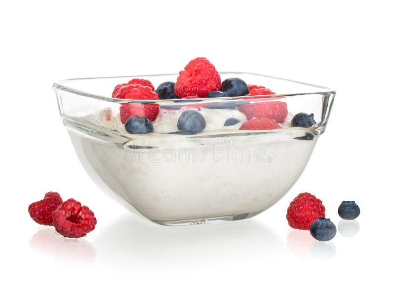 Isolerad fruktyoghurt arkivfoto Isolerad fruktyoghurt arkivfoto