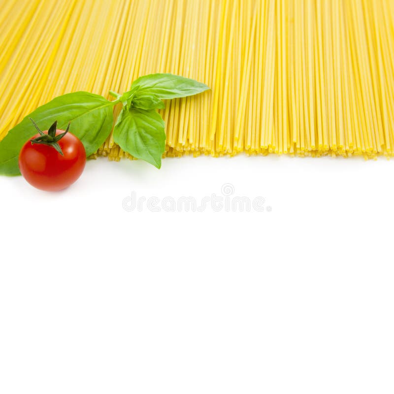 Isolerad italiensk matlagning - spagetti med tomater och basilika - arkivbild
