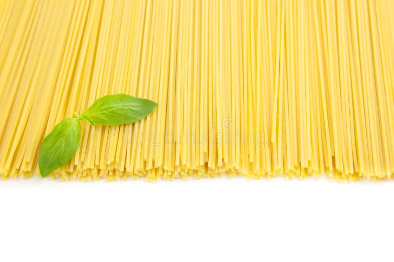 Isolerad italiensk spagetti för basilika matlagning royaltyfria bilder