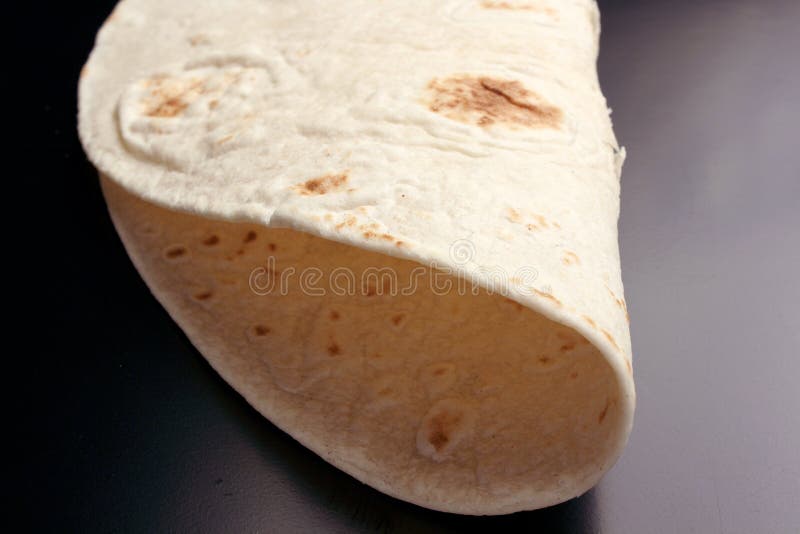 Isolerad piadina på svart bakgrund royaltyfri foto Isolerad piadina på svart bakgrund royaltyfri foto