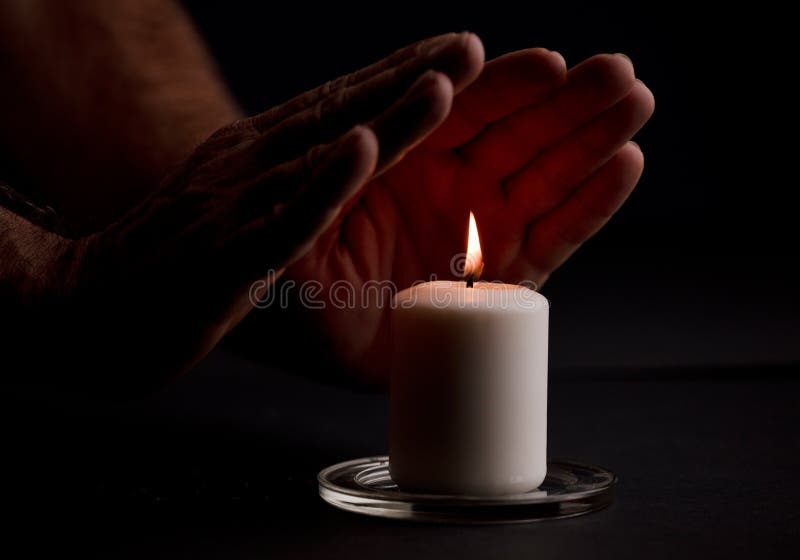 Isolierte Brennende Kerze Mit Händen, Die Mit Der Hitze Des Schwarzen  Hintergrunds Aufwärmen. Stockfoto - Bild von schnitt, ausfall: 233286996
