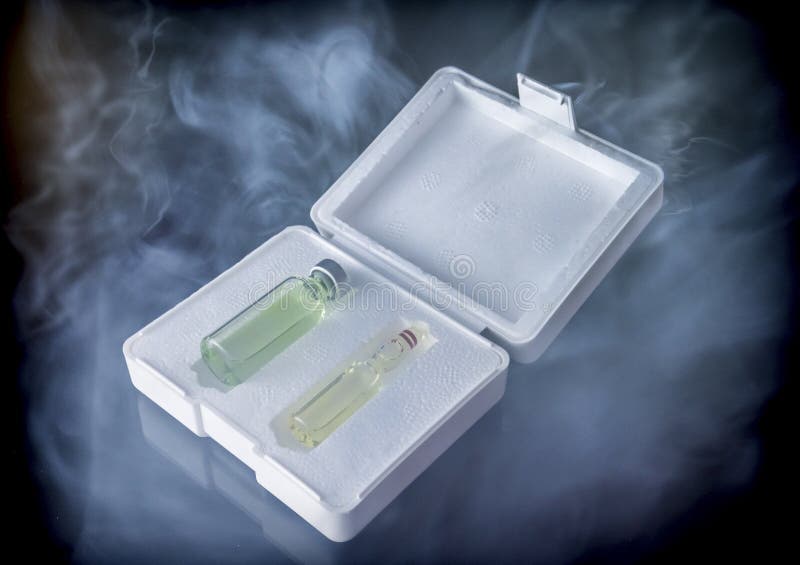 Isothermische doos met twee die vaccins van de diepvriezer, conceptueel beeld worden gehaald