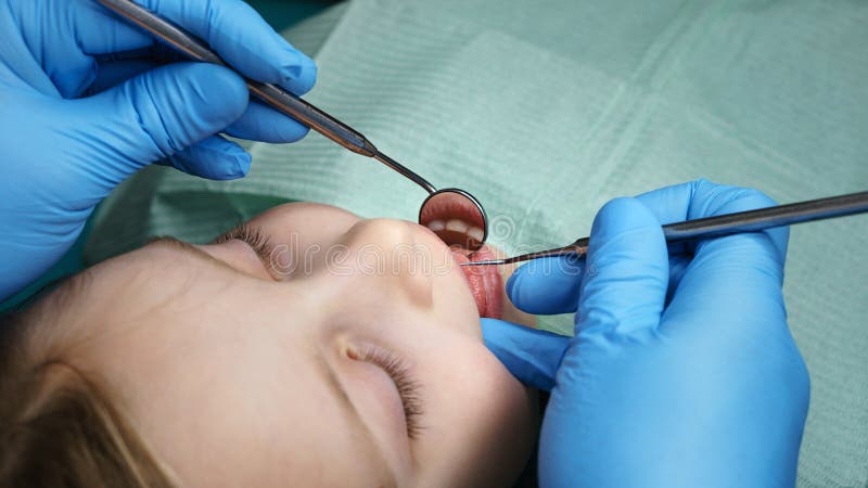 Ispezione dei denti di latte in clinica dentaria fotografia stock libera da diritti Ispezione dei denti di latte in clinica dentaria fotografia stock libera da diritti