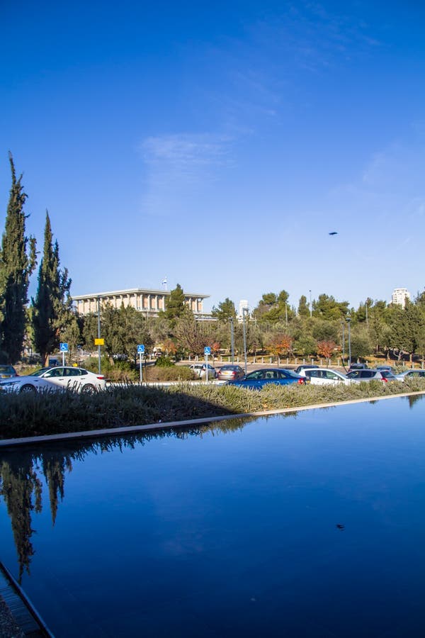 israel jerusalem December 15, 2018 Israel parlamentbyggnad som är bekant som knesseten, som sett från Israel Museum arkivfoton israel jerusalem December 15, 2018 Israel parlamentbyggnad som är bekant som knesseten, som sett från Israel Museum arkivfoton