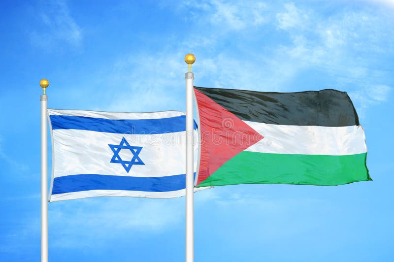 Israel y palestina dos banderas en mástiles y cielo azul nublado