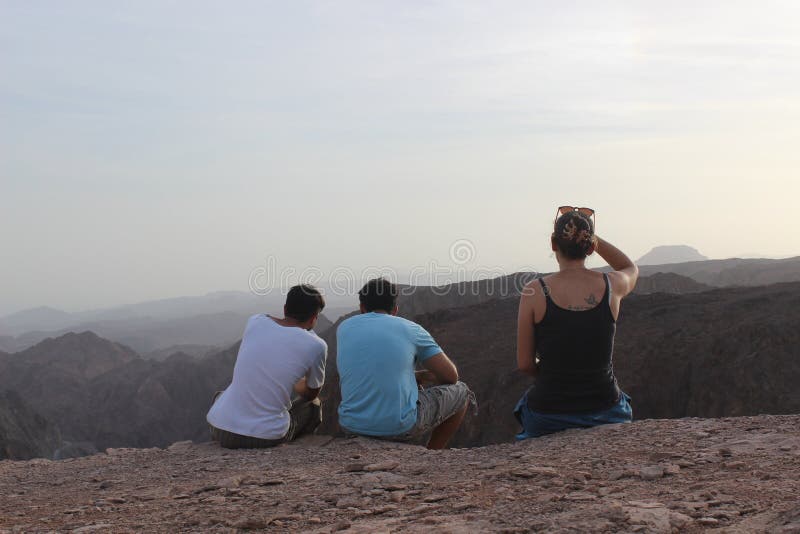 Israelische Studenten, welche die Ansicht einer schönen Landschaft genießen lizenzfreie stockbilder Israelische Studenten, welche die Ansicht einer schönen Landschaft genießen lizenzfreie stockbilder