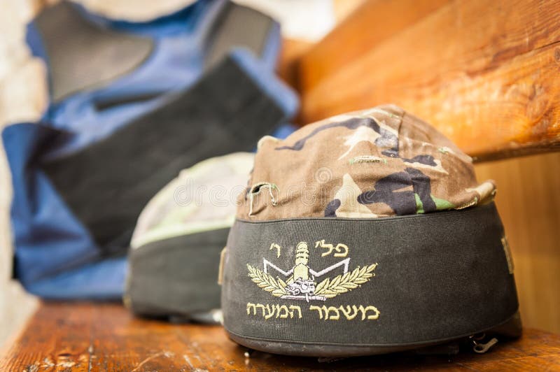 Israelische Sturzhelme und kugelsichere Weste lizenzfreies stockfoto Israelische Sturzhelme und kugelsichere Weste lizenzfreies stockfoto