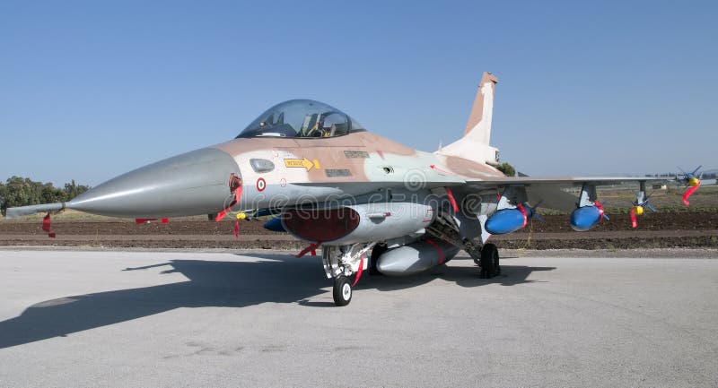 Israëlische F-16 airplan vechter bewapend met bommen en royalty-vrije stock foto Israëlische F-16 airplan vechter bewapend met bommen en royalty-vrije stock foto