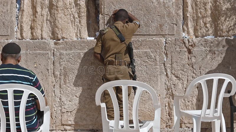 Israëlische Militair Praying bij de Westelijke Muur in Jeruzalem Israël