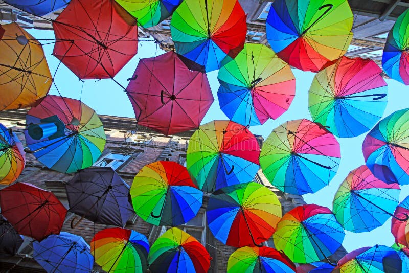 Istambul, Karakoy/Turquia - 04 04 2019: Os guarda-chuvas coloridos decoraram a parte superior da rua de Karakoy na Istambul, deco fotografia de stock Istambul, Karakoy/Turquia - 04 04 2019: Os guarda-chuvas coloridos decoraram a parte superior da rua de Karakoy na Istambul, deco fotografia de stock