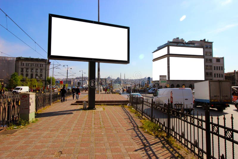 Istambul - Karakoy/Turquia; 04 16 19: Quadros de avisos vazios para anunciar horas de ver?o do cartaz fotos de stock Istambul - Karakoy/Turquia; 04 16 19: Quadros de avisos vazios para anunciar horas de ver?o do cartaz fotos de stock